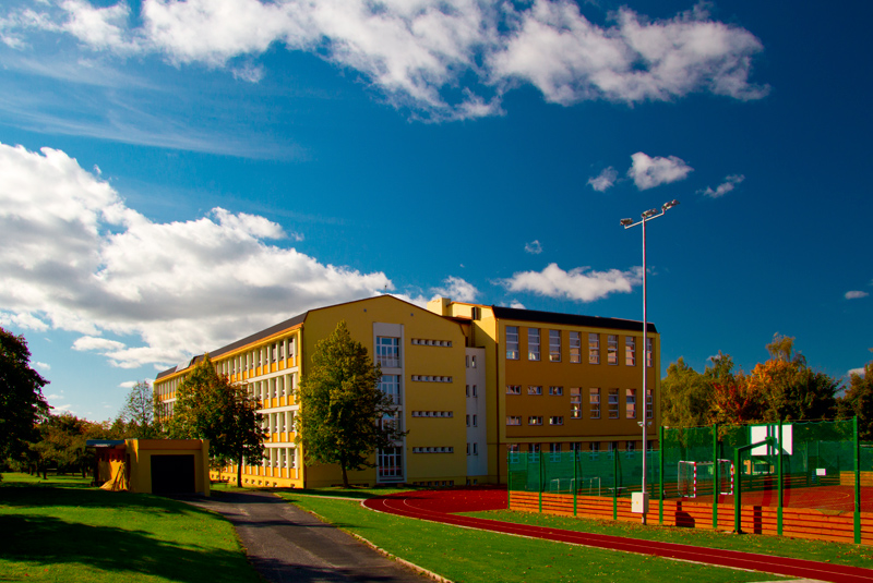 První české gymnázium v Karlových Varech