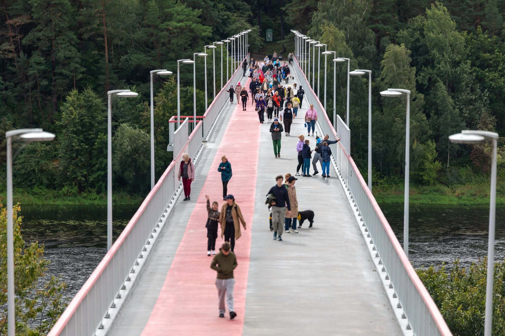 Účastníci pěší aktivity při společné chůzi